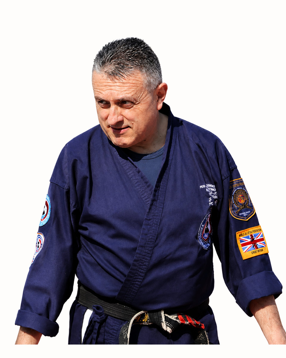 Il Maestro Pier Robertino Cocco in kimono blu con la cintura nera.